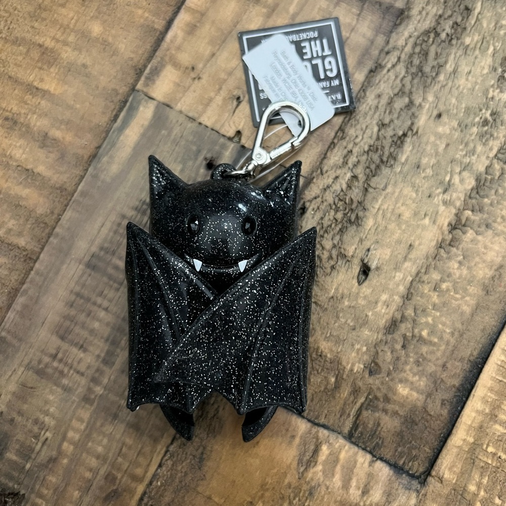 Bath and body works glow in the dark bat sanitizer holder NWT